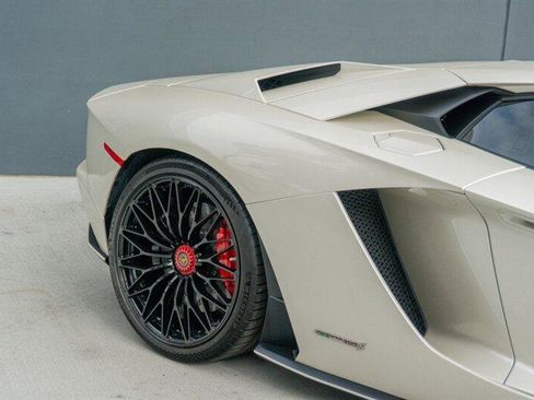 Used 2017 Lamborghini Aventador S image 40
