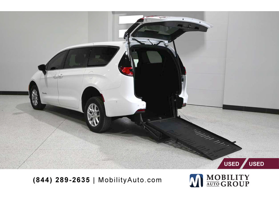 Used 2025 Chrysler Pacifica Select FWD image 1
