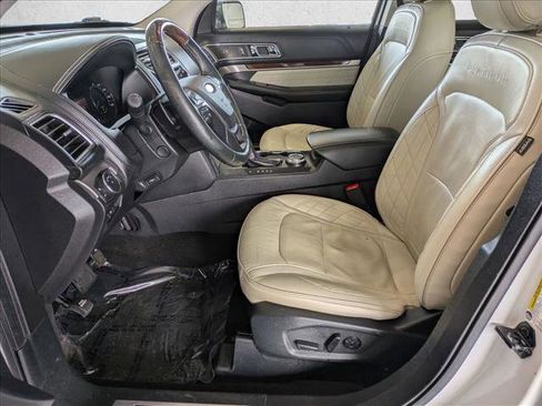 Used 2019 Ford Explorer Platinum image 18