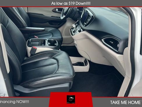 Used 2017 Chrysler Pacifica Touring-L FWD image 9