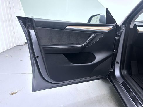 Used 2024 Tesla Model Y Performance image 9