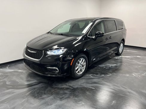 Used 2024 Chrysler Pacifica Touring-L image 17