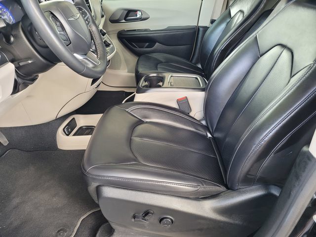 Used 2023 Chrysler Pacifica Touring-L FWD image 17
