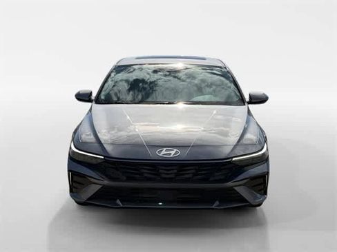 Certified 2025 Hyundai Elantra Limited image 8