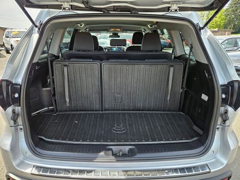 Used 2017 Toyota Highlander LE AWD/4WD image 11