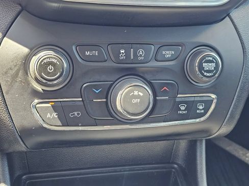 Used 2021 Jeep Cherokee Latitude Plus AWD/4WD image 15
