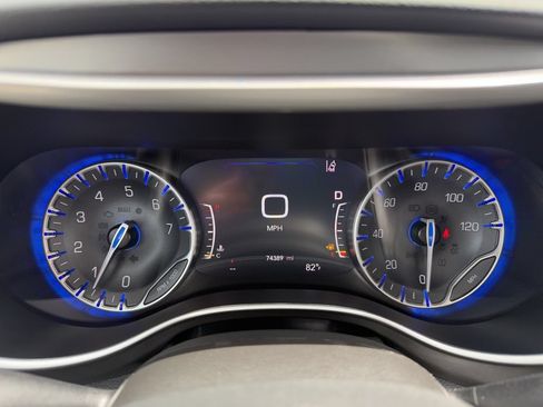 Used 2023 Chrysler Pacifica Touring-L FWD image 27