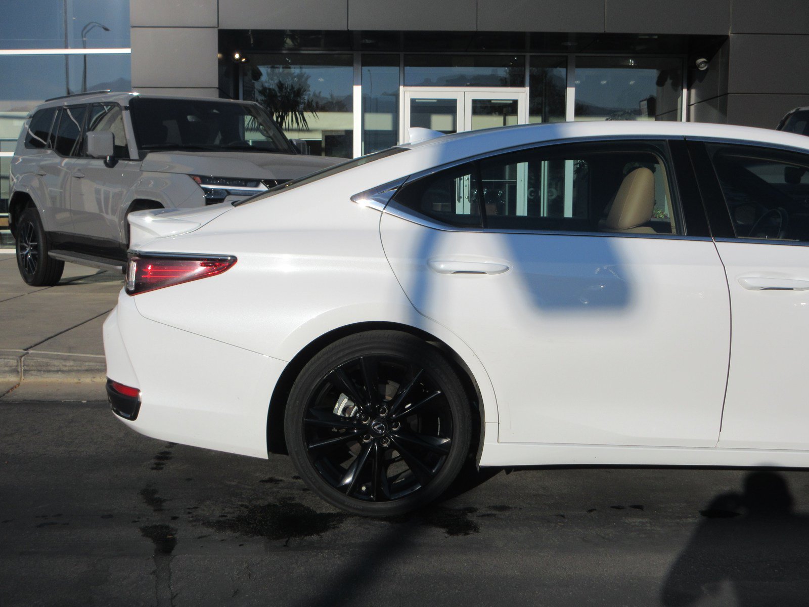 Used 2023 Lexus ES 300h w/ Accessory Package (Z2) FWD image 11