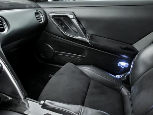 Used 2011 Nissan GT-R Premium image 39