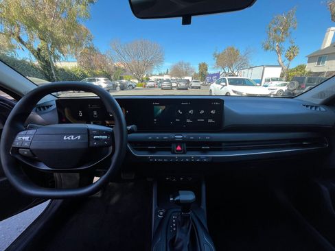 Used 2025 Kia K4 LXS image 32