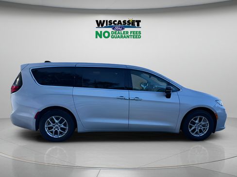 Used 2024 Chrysler Pacifica Touring-L FWD image 5
