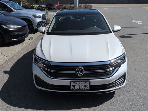 Used 2023 Volkswagen Jetta SE w/ Panoramic Sunroof Package FWD image 3