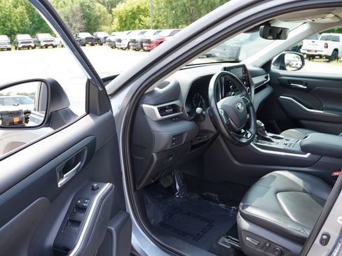 Used 2021 Toyota Highlander XLE AWD/4WD image 14