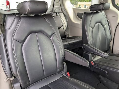 Used 2023 Chrysler Pacifica Touring-L FWD image 13
