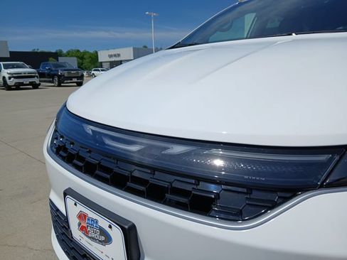 New 2027 Chrysler Pacifica Select FWD image 36