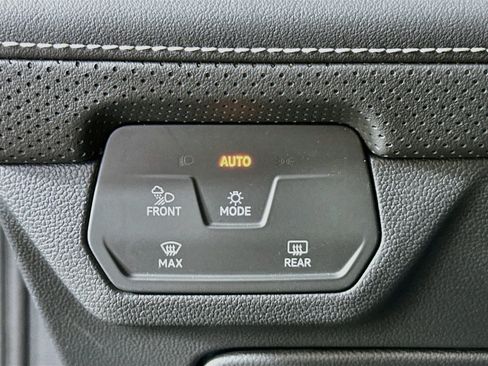 Used 2025 Volkswagen Atlas SE AWD/4WD image 17