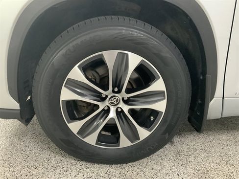 Used 2022 Toyota Highlander XLE image 11