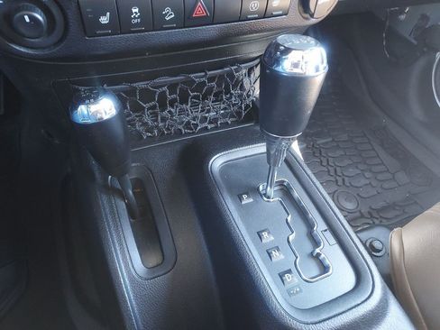 Used 2016 Jeep Wrangler Unlimited Sahara w/ Connectivity Group AWD/4WD image 16