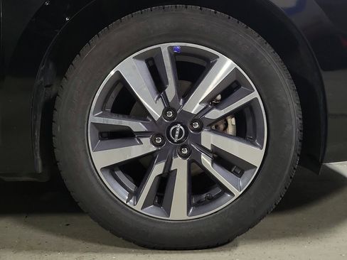 Used 2023 Nissan Versa SV image 6