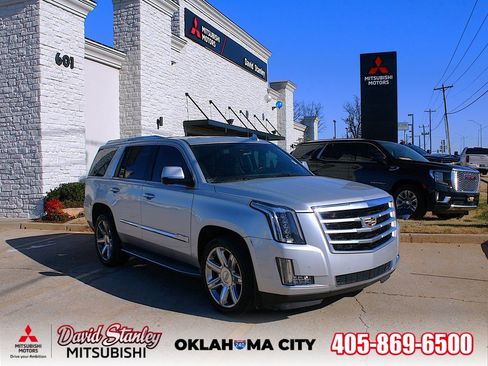 Used 2015 Cadillac Escalade Luxury image 1