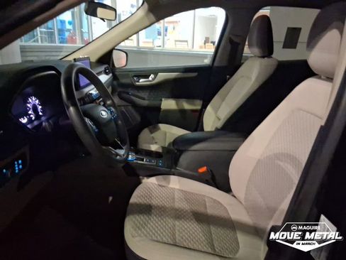 Used 2020 Ford Escape SE image 11