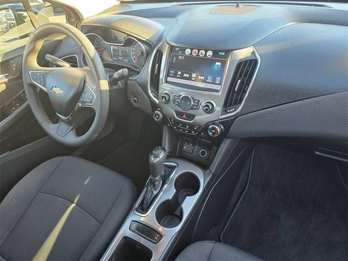 Used 2017 Chevrolet Cruze LT image 10