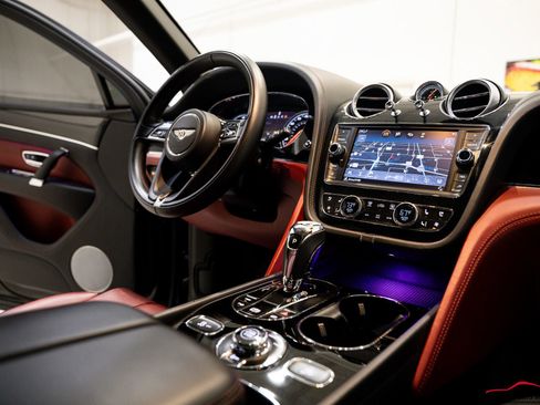 Used 2018 Bentley Bentayga image 65