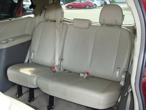 Used 2014 Toyota Sienna XLE FWD image 9