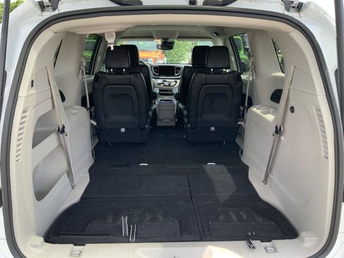 Used 2023 Chrysler Pacifica Touring-L FWD image 11