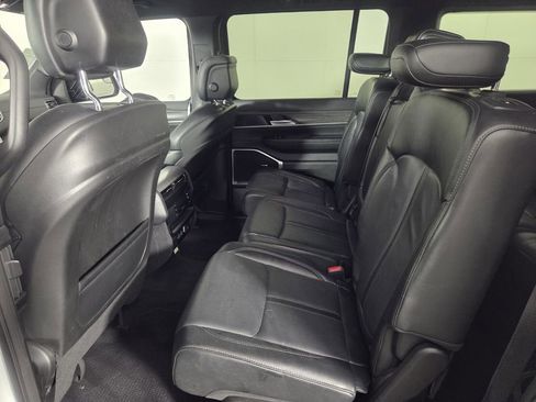 Certified 2024 Jeep Wagoneer L Series II w/ Flexible Seating Group image 23