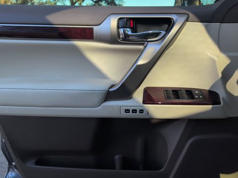 Used 2015 Lexus GX 460 image 17