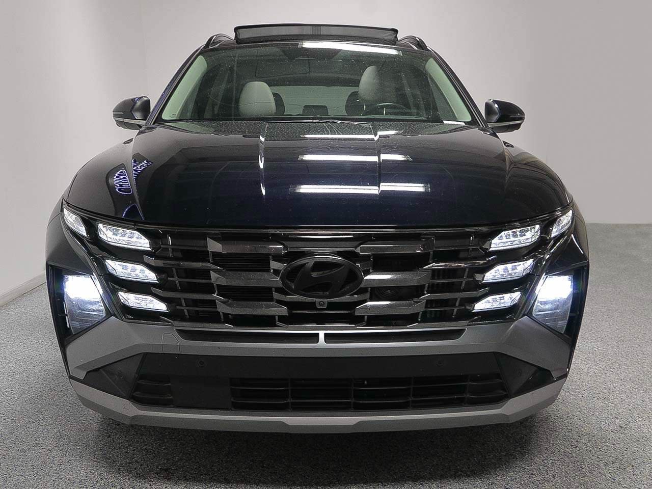 Used 2025 Hyundai Tucson Limited AWD/4WD image 2