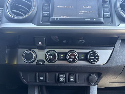 Certified 2018 Toyota Tacoma SR5 AWD/4WD image 19