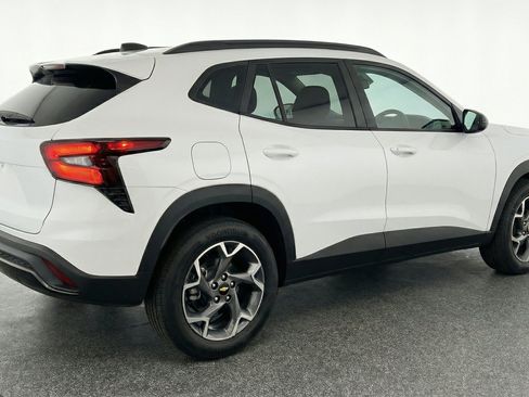 Used 2025 Chevrolet Trax LT FWD image 9