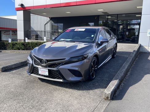 Certified 2019 Toyota Camry XSE FWD image 3