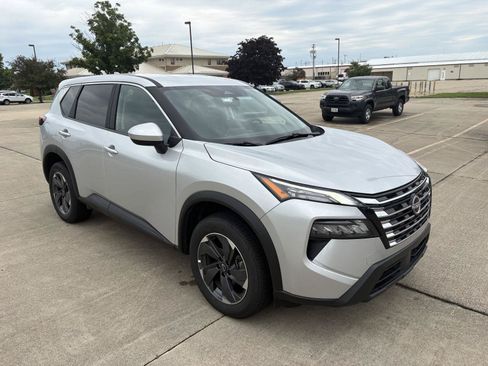 Used 2025 Nissan Rogue SV FWD image 2