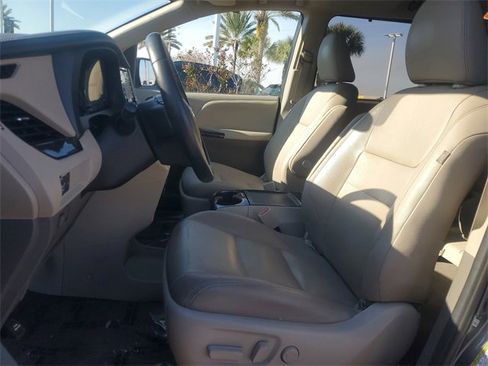 Used 2020 Toyota Sienna XLE image 18
