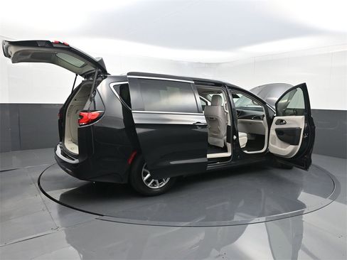 Used 2021 Chrysler Pacifica Touring-L image 41