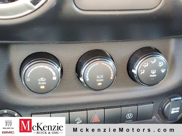 Used 2017 Jeep Wrangler Unlimited Sahara w/ Connectivity Group AWD/4WD image 17