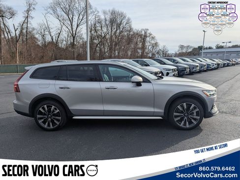 Certified 2024 Volvo V60 B5 Cross Country Ultimate image 3