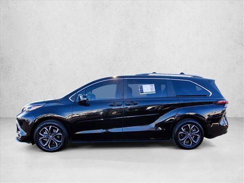 Used 2025 Toyota Sienna Platinum image 8