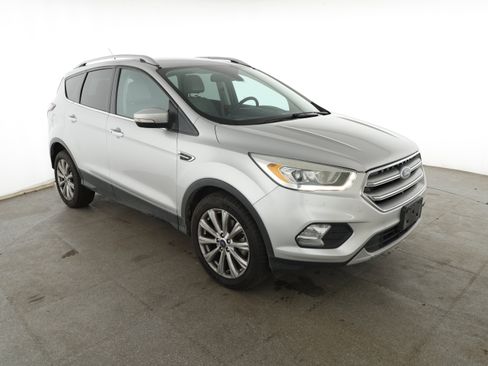 Used 2017 Ford Escape Titanium FWD image 3