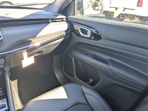 New 2026 Jeep Compass Latitude image 17