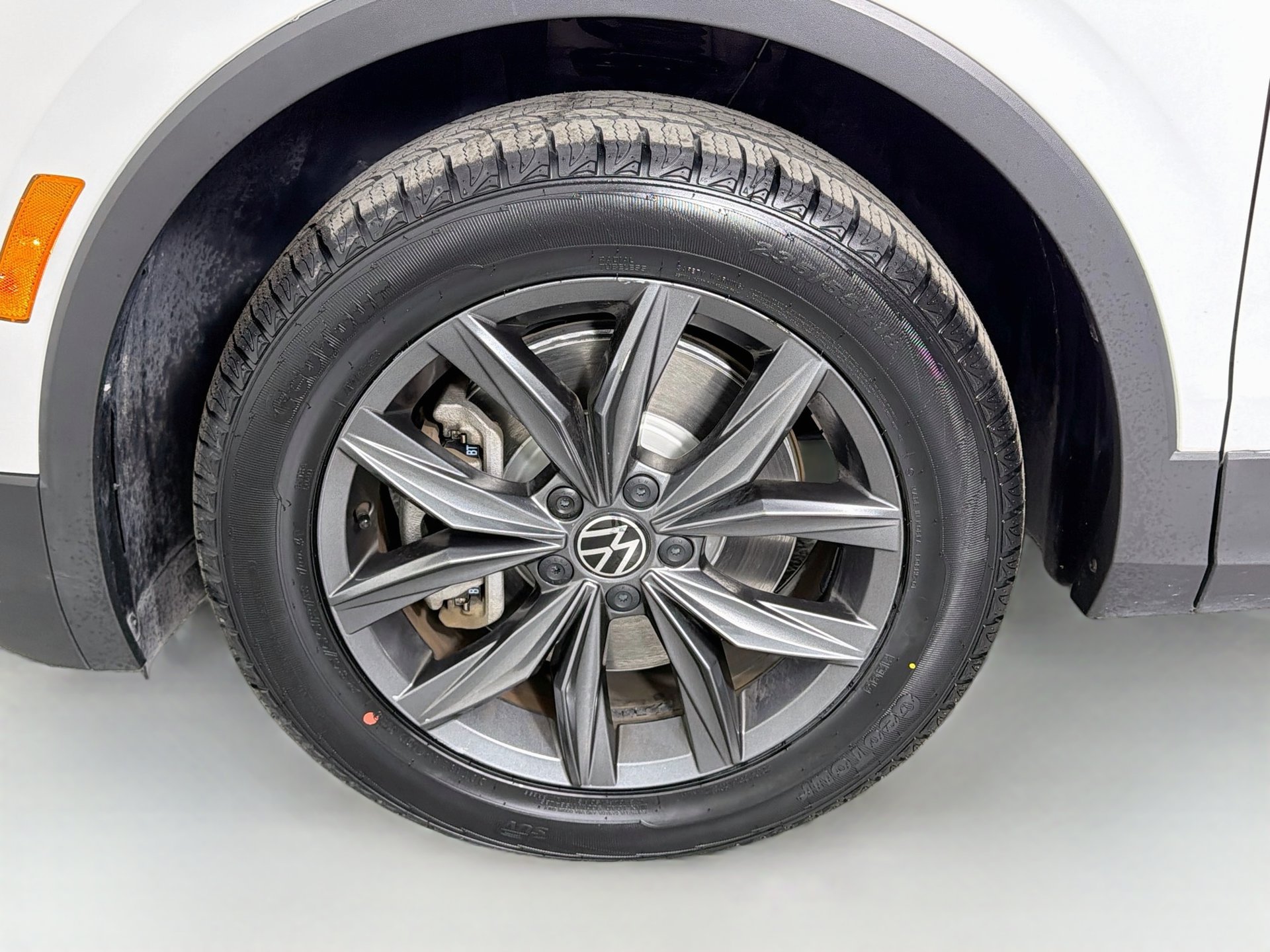 Used 2022 Volkswagen Tiguan SE w/ Panoramic Sunroof Package FWD image 32