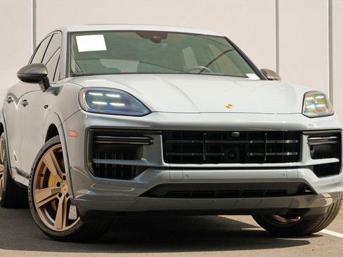 Used 2024 Porsche Cayenne Turbo AWD/4WD image 4