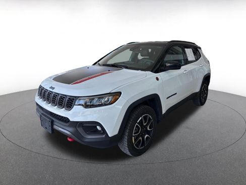 Used 2025 Jeep Compass Trailhawk w/ Trailer Tow Group AWD/4WD image 4