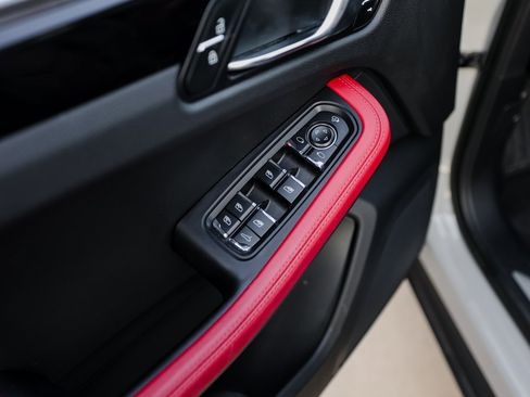 Certified 2022 Porsche Macan S image 22