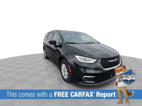 Used 2023 Chrysler Pacifica Touring-L FWD image 2