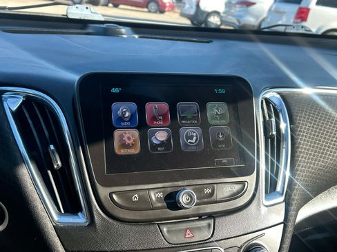 Used 2017 Chevrolet Malibu LT image 24