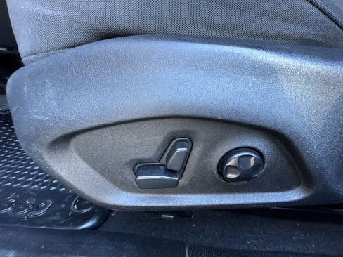 Used 2017 Jeep Renegade Latitude w/ Popular Equipment Group image 12